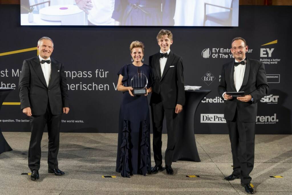 EY Entrepreneur Of The Year Award 2020: Handel & Dienstleistungen, Birgit und Lorenz Reitbauer, Steirereck
(v.l.n.r.) Meinhard Platzer, Co-CEO LGT Bank Austria, Birgit und Lorenz Reitbauer vom Restaurant Steirereck, EY Entrepreneur Of The Year 2020 in der Kategorie Handel & Dienstleistungen und Vertreter Österreichs beim EY World Entrepreneur Of The Year 2021, Erich Lehner, Program Partner EY Entrepreneur Of The Year Österreich 
Copyright: EY/Point of View, © Aussendung (19.10.2020) 