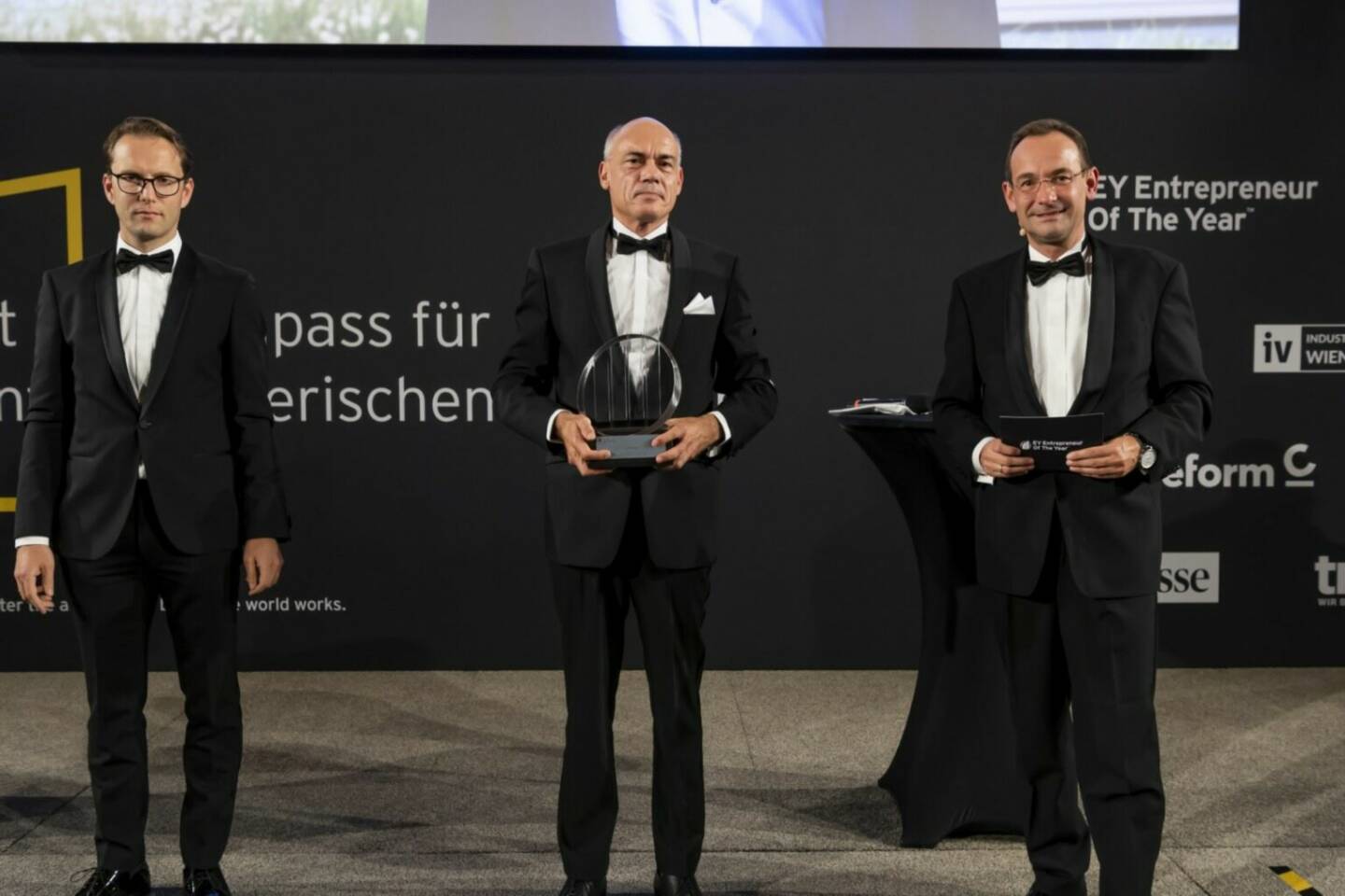 EY Entrepreneur Of The Year Award 2020: Industry & Technology, Stefan Messar, Glorit; (v.l.n.r.) Johannes Höhrhan, Geschäftsführer Industriellenvereinigung Wien, Stefan Messar von Glorit, EY Entrepreneur Of The Year 2020 in der Kategorie Industry & Technology, Erich Lehner, Program Partner EY Entrepreneur Of The Year Österreich; Copyright: EY/Point of View.