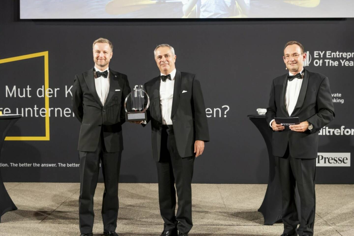 EY Entrepreneur Of The Year Award 2020: Social Entrepreneur, Markus Zeilinger, fair-finance Vorsorgekasse
(v.l.n.r.) Gerhard Weinhofer, Geschäftsführer Creditreform, Markus Zeilinger von fair-finance, EY Entrepreneur Of The Year 2020 in der Kategorie Social Entrepreneur, Erich Lehner, Program Partner EY Entrepreneur Of The Year Österreich; Copyright: EY/Point of View.