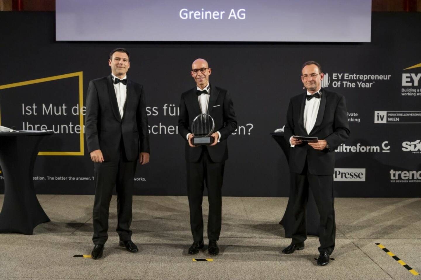 EY Entrepreneur Of The Year Award 2020: Sonderpreis der Generationen, Axel Kühner, Greiner (v.l.n.r.) Gunther Reimoser, Country Managing Partner EY Österreich, Axel Kühner, CEO Greiner AG und Vertreter der Familie Greiner (Sonderpreis der Generationen), Erich Lehner, Program Partner EY Entrepreneur Of The Year Österreich  Copyright: EY/Point of View.