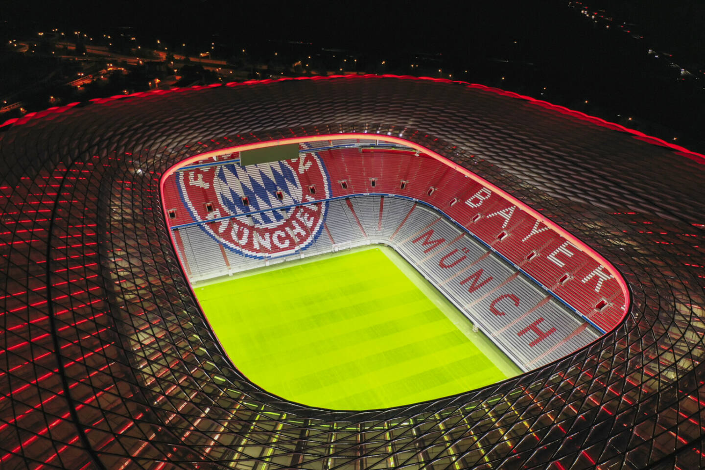Komplett-Lichtlösung für den inneren Dachbereich der Allianz Arena in München, einem der modernsten Stadien der Welt. © Faruk Pinjo