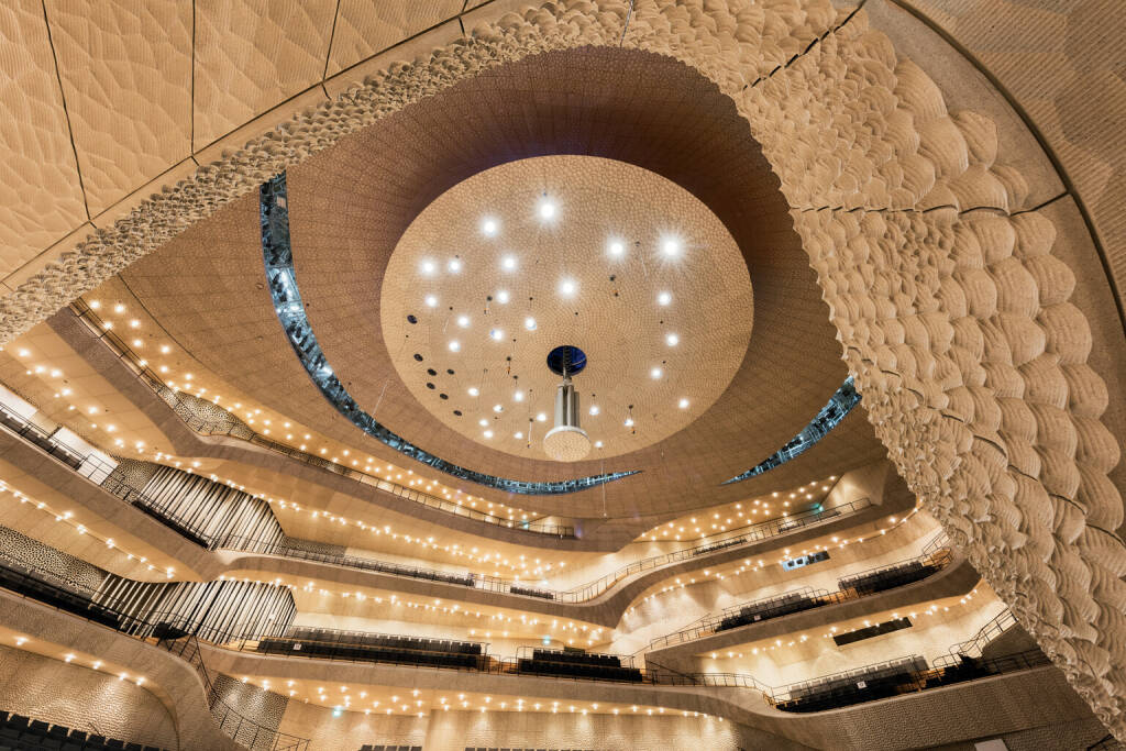 Zumtobel-Sonderleuchten für die Elbphilharmonie in Hamburg, darunter 1.200 mundgeblasene Glaskugelleuchten für den Konzertsaal. © Zumtobel | Fotograf: Michael Zapf (28.10.2020) 