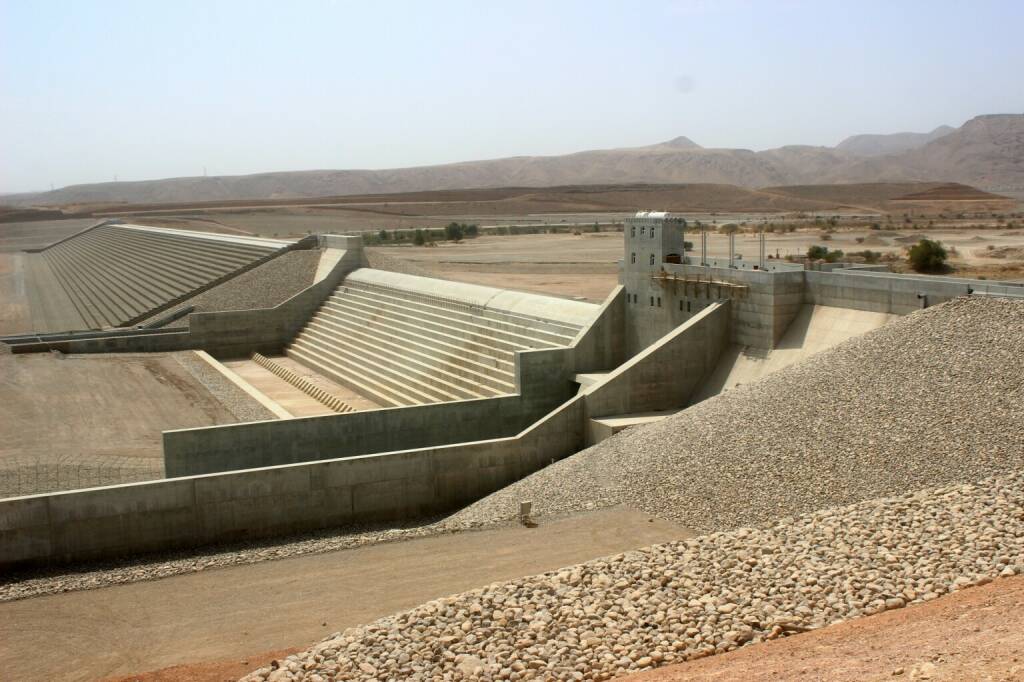 Von 2013-2016 errichtete Strabag den Hochwasserschutzdamm für die Stadt Sur im Sultanat Oman. 
Bildnachweis: Strabag International GmbH, © Aussendung (09.11.2020) 