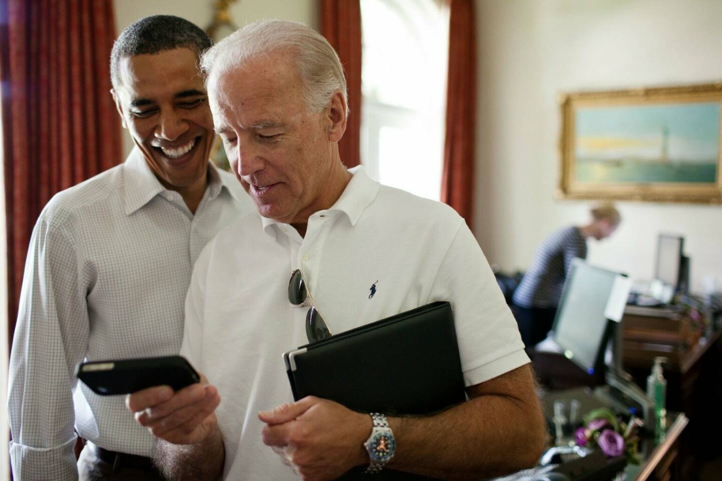 Barack Obama, Joe Biden https://pixabay.com/de/photos/barack-obama-iphone-lächeln-1199638/