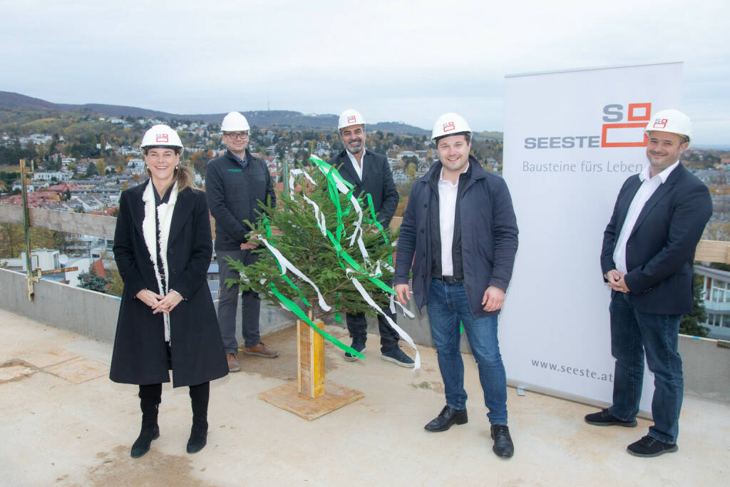 Seeste Bau GmbH: Dachgleiche bei Seeste Bauprojekt „Bellevue Sonnleiten“ in Wien Döbling, - Johanna Seeber, Geschäftsführung Seeste Bau GmbH - Wolfgang Trink, Prokurist Mandlbauer Bau GmbH - Zaid Al Khafaji, Architekt uma architektur ZT GmbH - Daniel Resch, Bezirksvorsteher Wien Döbling - Nikolaus Hofstätter, Geschäftsführung Seeste Bau GmbH (Personenbeschreibung von links nach rechts); Credit: Richard Tanzer (12.11.2020) 