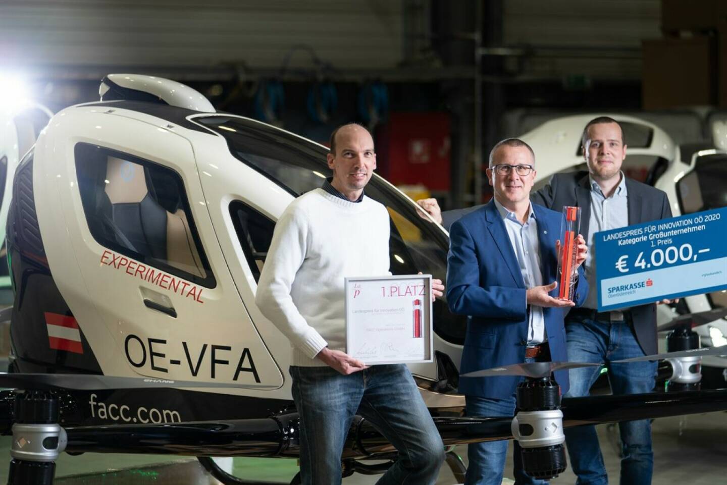 Landesinnovationspreis 1. Platz für FACC: FACC wurde für ihr Urban Air Mobility Projekt mit dem Innovationspreis ausgezeichnet. Peter Glaser, VP Engineering / R&T, CEO Robert Machtlinger und Roland Teubenbacher, Program Manager von FACC (vlnr) freuen sich über den 1. Platz. Credit: FACC/Gortana