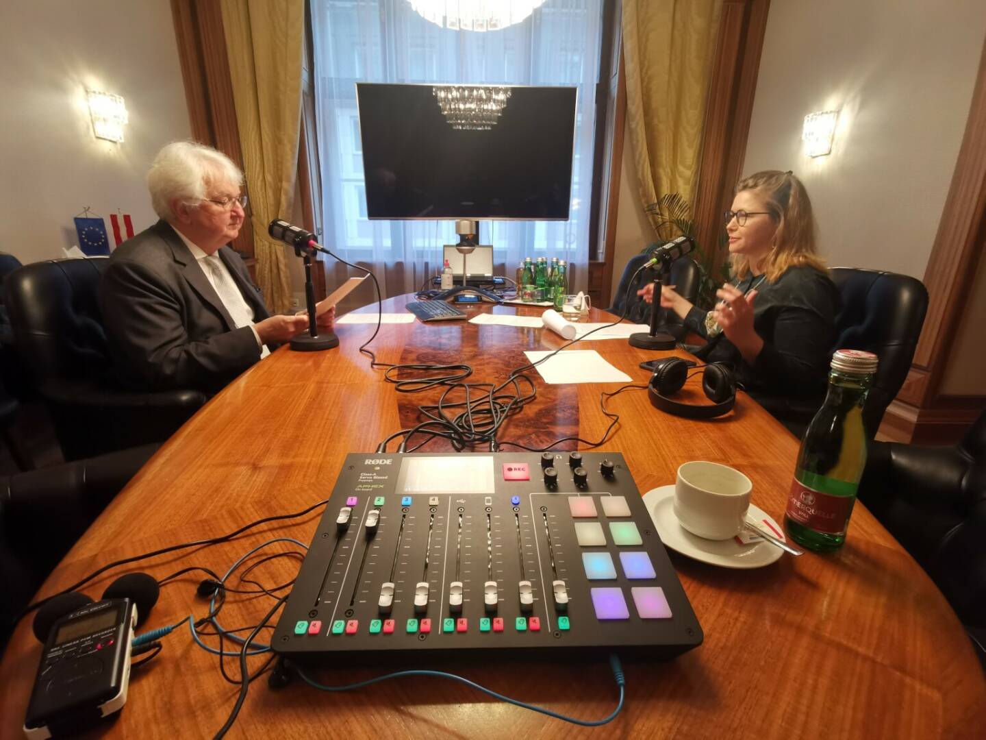 Herrscht Inflation, wenn die Milch teurer wird? Wie lange wird es noch Bargeld geben? Oder kommt der digitale Euro? – Fragen wie diesen widmen sich ab sofort die Expertinnen und Experten der Oesterreichischen Nationalbank im neuen Die Nationalbank – der Podcast. In der ersten Folge von Die Nationalbank – der Podcast spricht Gouverneur Robert Holzmann, der als OeNB-Gouverneur auch Sitz und Stimme im Rat der Europäischen Zentralbank hat, über den 12-Punkte-Plan für eine Neuausrichtung der europäischen Geldpolitik. Credit: OENB
