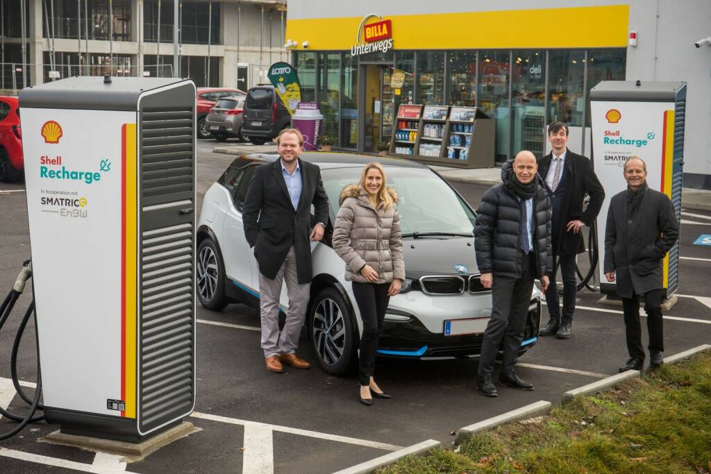 SMATRICS EnBW nimmt eine der leistungsstärksten E-Ladesäulen Wiens an Shell-Tankstelle an der Seestadt in Betrieb, Im Bild v.l.n.r.: Hauke Hinrichs, Geschäftsführer und COO SMATRICS EnBW / Astrid Adamek, Leiterin des Tankstellengeschäfts von Shell Austria GmbH / Alexander Kopecek, Vorstand Wien 3420 aspern Development AG / Paul Brozsek, Head of Development List Beteiligung GmbH / Gert Seybold, Geschäftsführer Shell Austria GmbH, Credit: Shell, © Aussender (16.12.2020) 