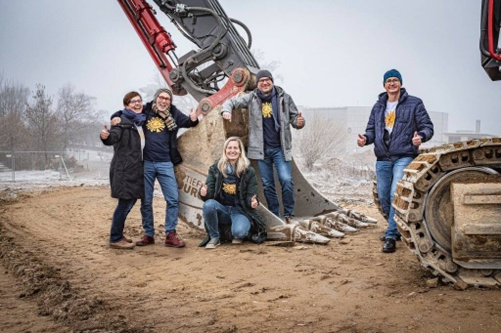 Sonnentor: Der Ausbau der Kräuterhallen startet. Der Baubeginn des Hochregallagers ist für den kommenden Frühling geplant. Die Fertigstellung soll im Winter 2021/2022 erfolgen. Dann steht für die sonnigen Bio-Produkte ein Lager mit 3.000 m2 Grundfläche, 17 Metern Höhe und insgesamt 9.000 Paletten-Stellplätzen bereit. Kosten für die erste Bauphase sind 7,5 Millionen Euro. Im Bild: Edith und Johannes Gutmann gemeinsam mit Manuela Raidl-Zeller, Gerhard Leutgeb und Klaus Doppler. Credit: Sonnentor, © Aussender (16.12.2020) 