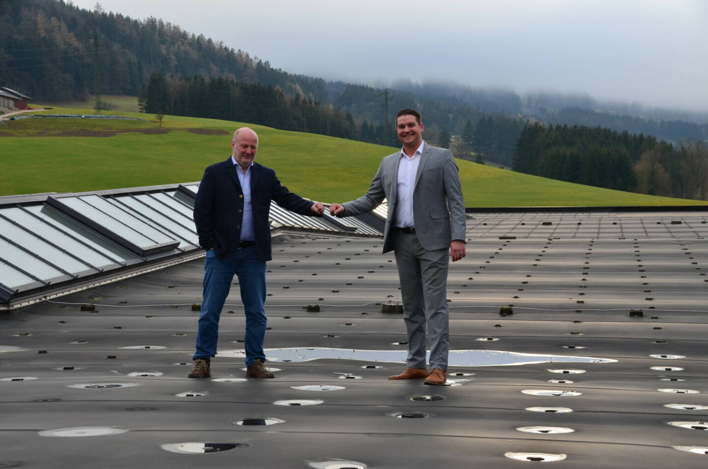 Cleen Energy AG und Welser Profile realisieren Niederösterreichs größte Aufdach-Photovoltaikanlage, Andreas Welser & Lukas Scherzenlehner (v.l.), Credit: Welser Profile