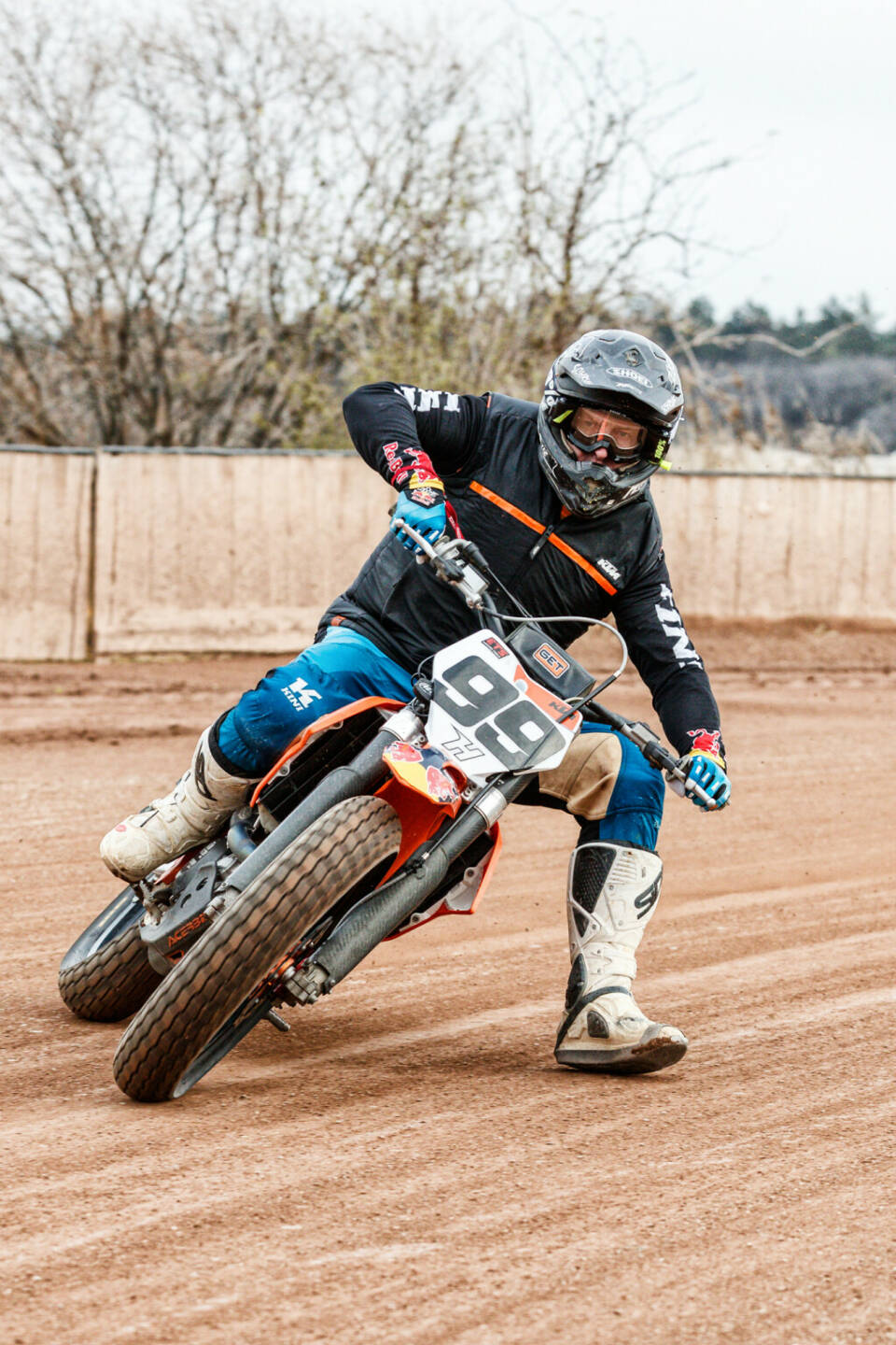 Erzbergrodeo GmbH: Austrian Junior Cup 2021: KTM sucht das MotoGP-Talent der Zukunft, Hanson Schruf zeigt den Talenten den Profi-Fahrstil, Flattrack Arena Eggendorf, Fotocredit:Thomas Ketzer / Motorradreporter