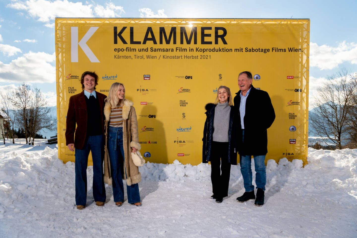 Es gibt Geschichten, die unvergesslich bleiben. Wie jene von Franz Klammer, einem der wohl populärsten Skifahrer aller Zeiten. Die besondere Geschichte rund um die Tage seines Olympiasieges 1976 in Innsbruck kommt ab Herbst 2021 weltweit in die Kinos. Heute Mittwoch, 20. Jänner 2021, wurde KLAMMER – der Film, im Geburtshaus von Franz Klammer, im kärntnerischen Mooswald, präsentiert. im Bild: Franz Klammer und seine Ehefrau Eva (rechts) mit den beiden Filmdarstellern Julian Waldner und Valerie Huber. Fotocredit:Kärnten Werbung/HPhoto - Hannes Pacheiner