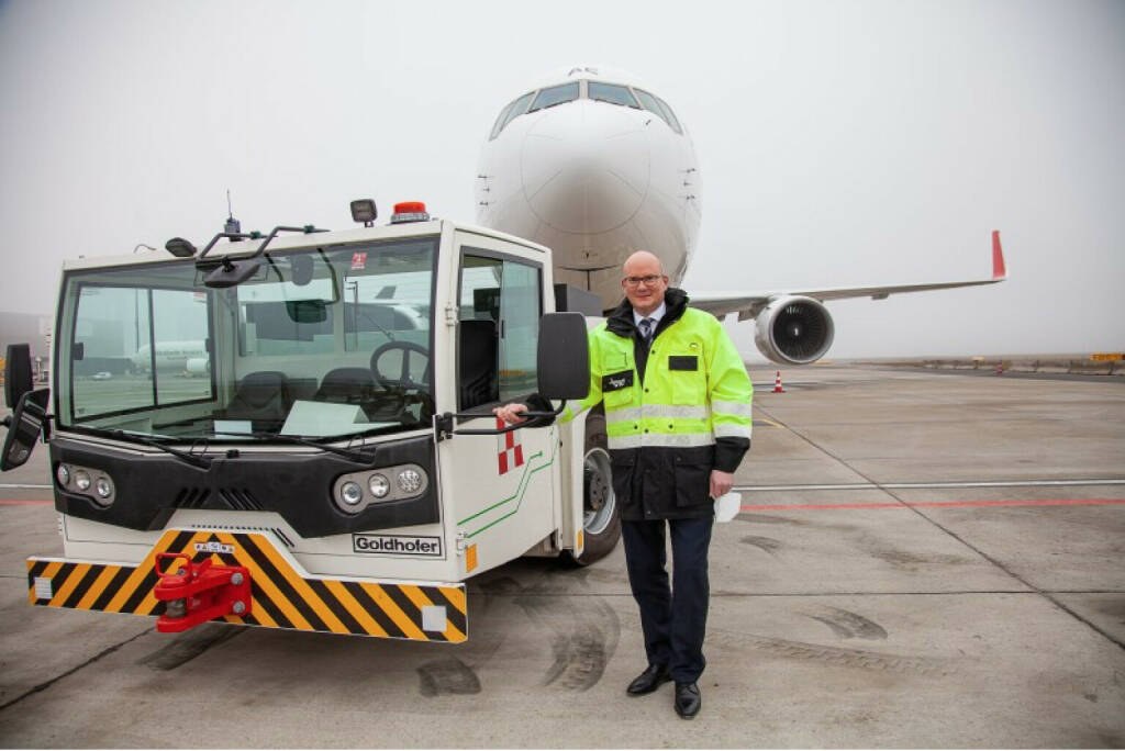 Flughafen Wien testet neuen Flugzeugschlepper mit Elektroantrieb, im Bild: Vorstand Julian Jäger, Credit: Flughafen Wien, © Aussender (25.01.2021) 