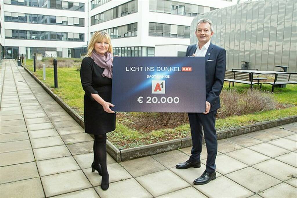 Virtuelle A1 Weihnachts-Show bringt 20.000 Euro für „Licht ins Dunkel“, Eva Radinger, Geschäftsführerin des Vereins Licht ins Dunkel, und A1 CEO Marcus Grausam; Quelle: A1, © Aussender (05.02.2021) 