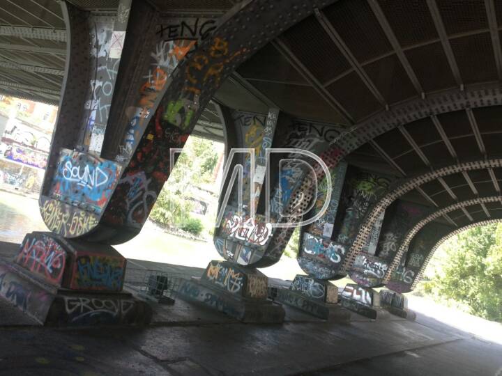 Donaukanal, Brückenpfeiler Bild 8609 // Sommer