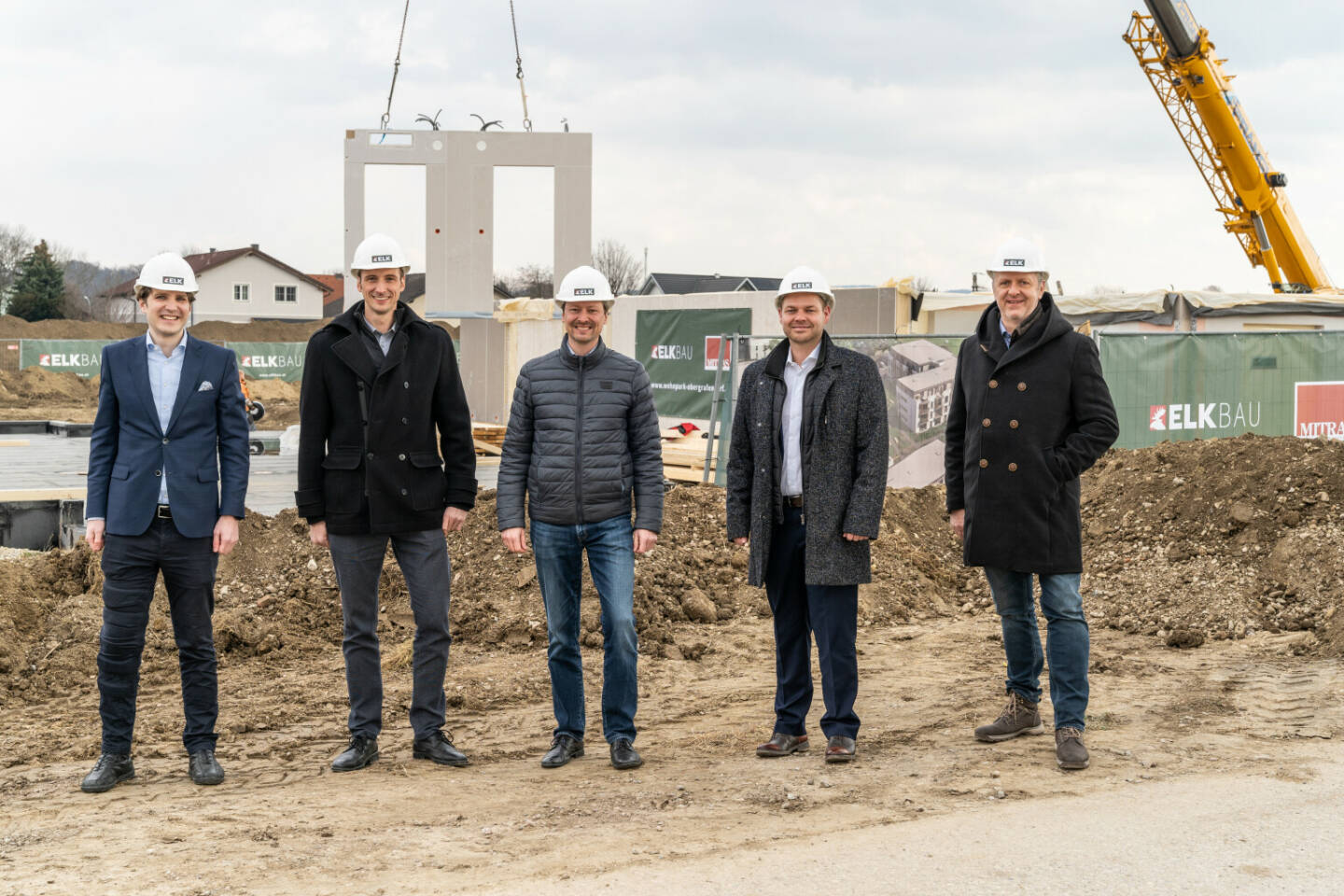 Elk Bau GmbH: Hochbau-Beginn bei Wohnpark Ober-Grafendorf, von links nach rechts: Stefan Anderl, Geschäftsleitung ELK BAU Nikolas Turbock, Geschäftsführung MITRAS Rainer Handlfinger, Bürgermeister Ober-Grafendorf Bernhard Nagel, Geschäftsleitung ELK BAU Hannes Reifschneider, Geschäftsführung MITRAS; Fotocredit:Elk Bau