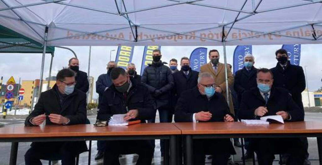 Infrastruktur-Großauftrag für Porr in Polen: Bildunterschrift (v.l.n.r.): Krzysztof Laskowski (Member of the Board PORR S.A.), Piotr Kledzik (President of the Board of PORR S.A.), Wojciech Borzuchowski (Director of GDDKiA Regional Division in Białystok), Norbert Wyrwich (Deputy Director of the Investment Department of GDDKiA); Copyright: © PORR, © Aussendung (15.03.2021)