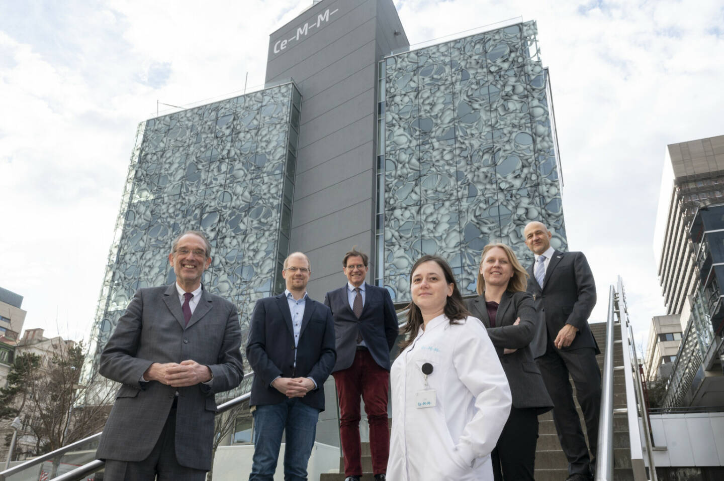 FWF - Der Wissenschaftsfonds: Österreich baut Corona-Grundlagenforschung aus, Bild von links nach rechts: Wissenschaftsminister Heinz Faßmann, Andreas Bergthaler (Projektleiter CeMM), Giulio Superti-Furga (Wissenschaftlicher Direktor CeMM), Anna Schedl (Projektkoordinatorin CeMM), Anita Ender (Administrative Direktorin CeMM) und Gregor Weihs (FWF-Präsident). Fotocredit:FWF/Nowotny