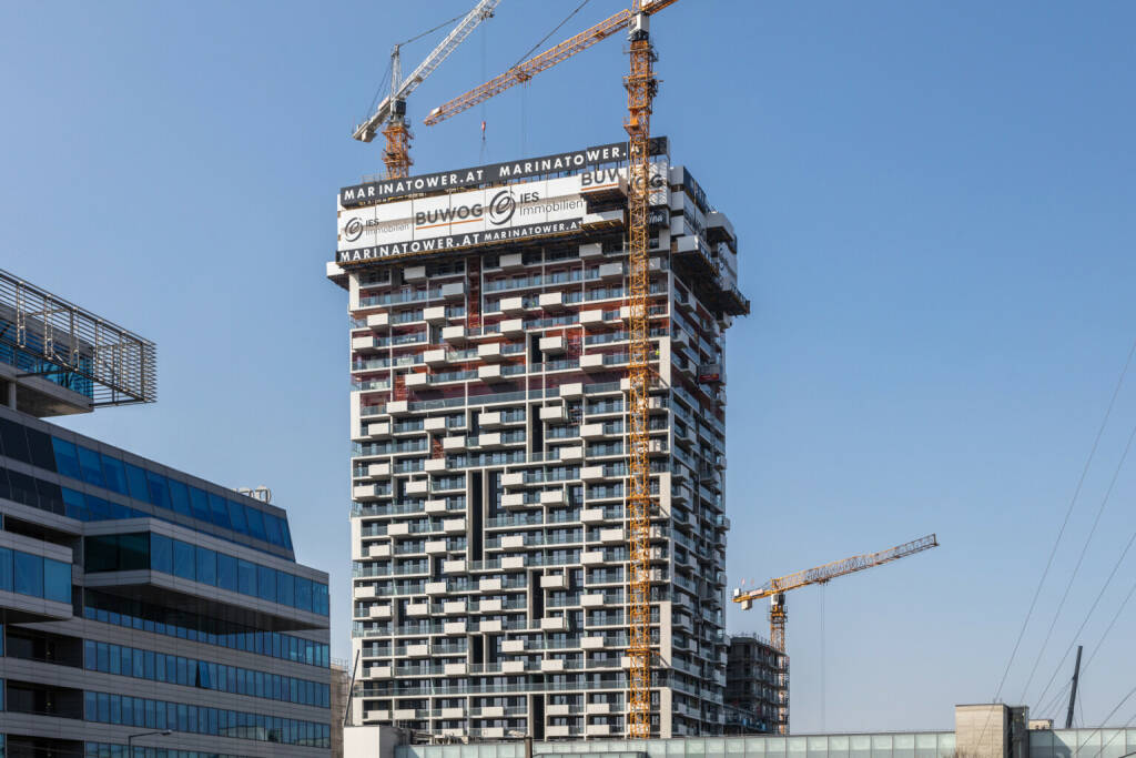 Der MARINA TOWER, ein gemeinsames Projekt von BUWOG und IES Immobilien, wächst aktuell am Wiener Handelskai nach und nach in die Höhe und erreicht mit Ende März 2021 bereits die 100-Meter-Marke. Es fehlt also nicht mehr viel bis zu seiner finalen Höhe von ca. 140 Metern mit 41 Stockwerken – fertiggestellt wird das Projekt bis zum Sommer 2022. Credit: BUWOG / Stephan Huger  (29.03.2021) 