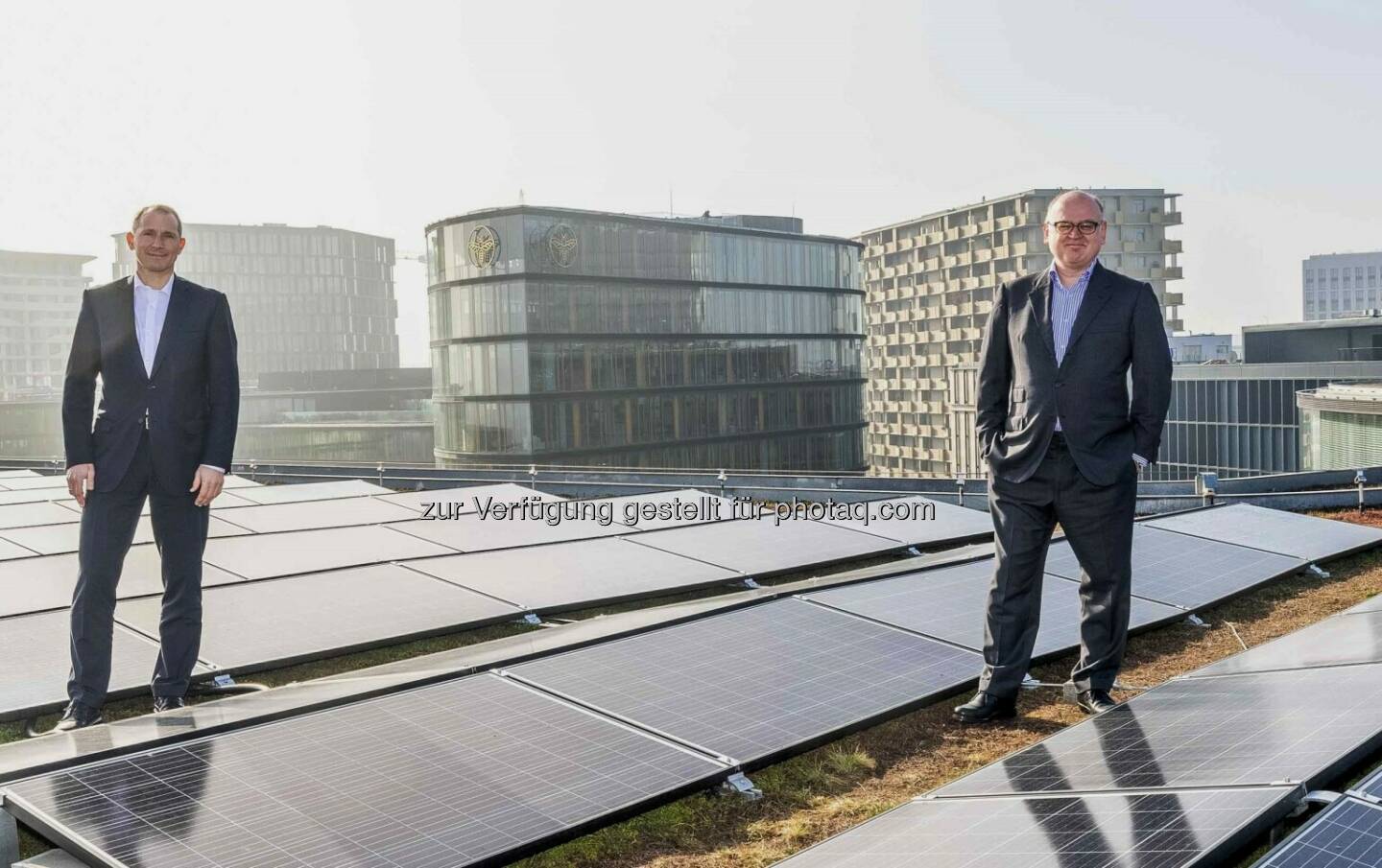 Photovoltaik-Anlage am Erste Campus: CFO Stefan Dörfler und CEO Bernd Spalt (vlnr; Foto: Erste Group/Daniel Hinterramskogler)