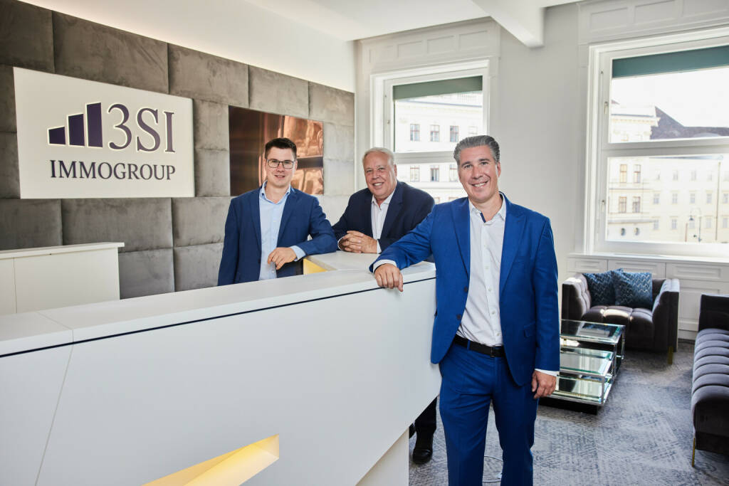 3SI Immogroup übersiedelt: Zwischen Oper und Albertina bezieht der Zinshaus- und Immobilienentwickler sein neues Büro in der Tegetthoffstraße 7. Claus, Harald und Michael Schmidt an ihrem neuen Firmensitz vis-à-vis der Albertina. Fotocredit:© 3SI Immogroup | Stefan Joham (30.04.2021) 