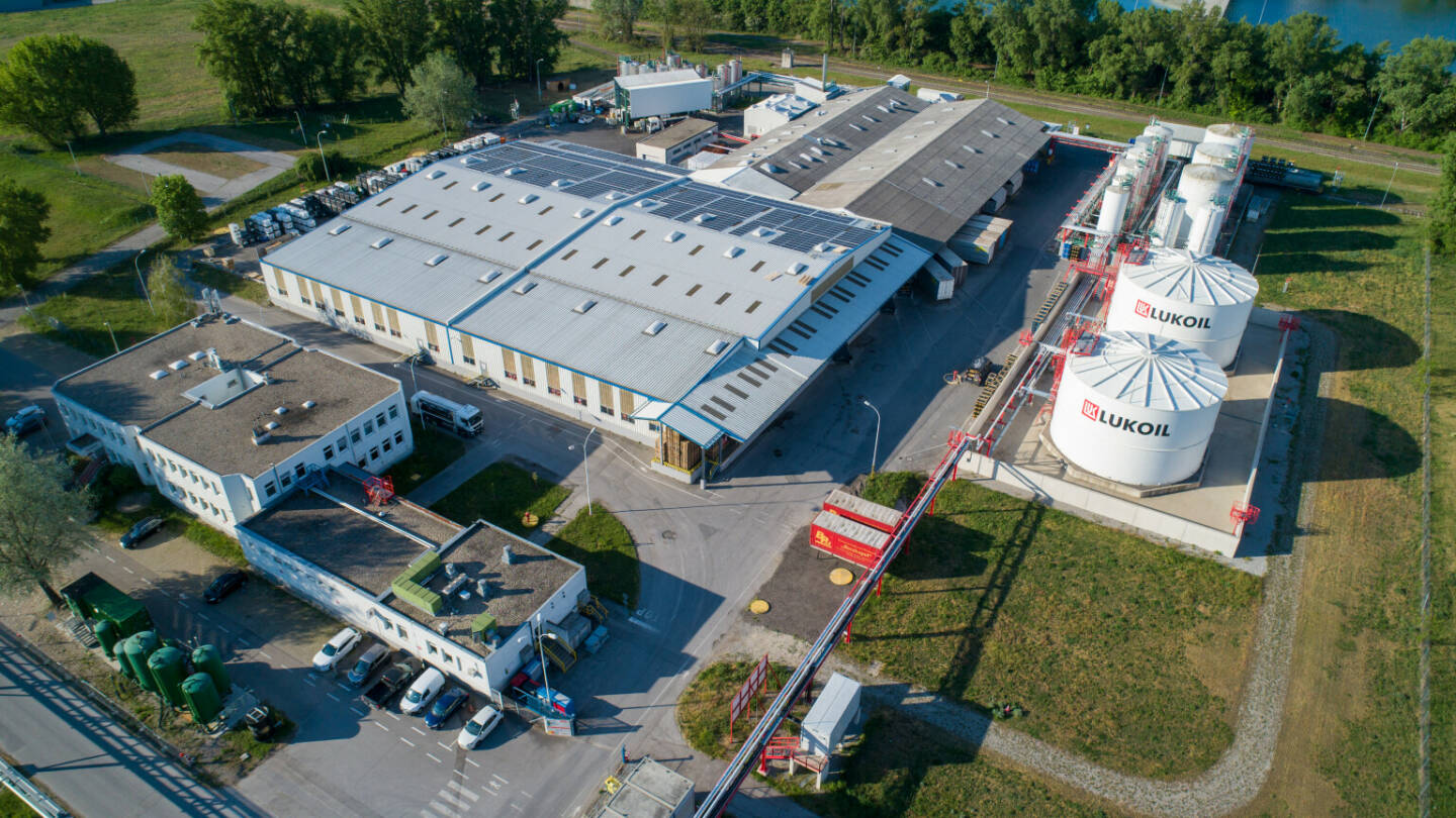 Der seit 1995 in Österreich tätige Mineralölkonzern LUKOIL treibt seine Nachhaltigkeitsstrategie weiter konsequent voran. Nun wurde der Produktionsstandort Ölhafen in der Wiener Lobau auf 100% Ökostrom sowie klimaneutrales Gas umgestellt. Fotocredit: LUKOIL Lubricants