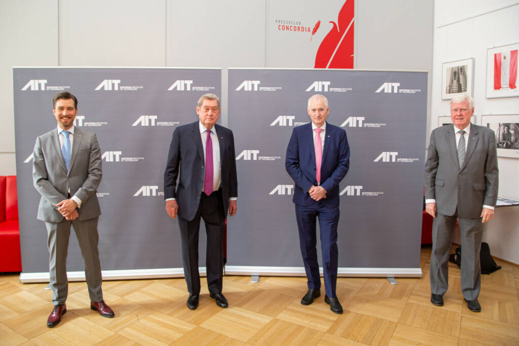 AIT Austrian Institute of Technology GmbH: AIT Bilanz: Solide Ergebnisse trotz Corona-Krise, das Ergebnis vor Steuern 2020 liegt bei 2,7 Mio. Euro und zeigt damit trotz der schwierigen Bedingungen im Berichtsjahr 2020 ein sehr zufriedenstellendes Resultat. Im Bild v.l.n.r.: Alexander Svejkovsky, Chief Financial Officer (CFO), AIT Austrian Institute of Technology; Hannes Androsch, Präsident des Aufsichtsrates, AIT Austrian Institute of Technology ; Anton Plimon, Managing Director, AIT Austrian Institute of Technology; Wolfgang Knoll, Managing Director, AIT Austrian Institute of Technology, Fotocredit:AIT Austrian Institute of Technology/APA-Fotoservice/Juhasz, © Aussender (05.05.2021) 