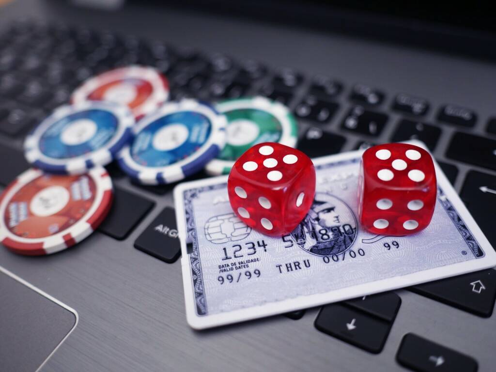 Online Casino, Würfwel - https://pixabay.com/de/photos/casino-gewinnspiel-online-gewinn-4518183/ (07.05.2021) 