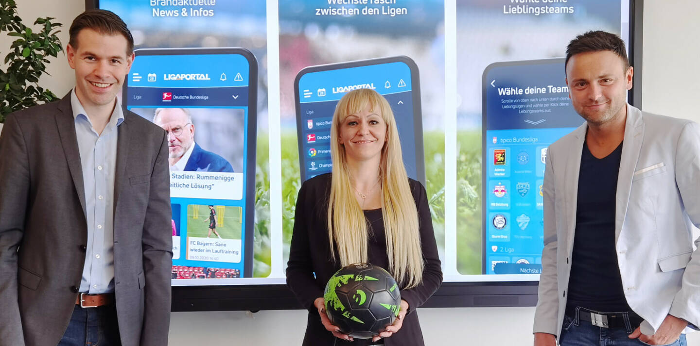 Fußball-Plattform Ligaportal.at startet umfangreiche Zusammenarbeit mit internationalem Smartphone-Giganten Huawei, Georg Christoph Hanschitz und Ildiko Eori (beide Huawei) mit Ligaportal-Geschäftsführer Thomas Arnitz (rechts). Credit: Ligaportal