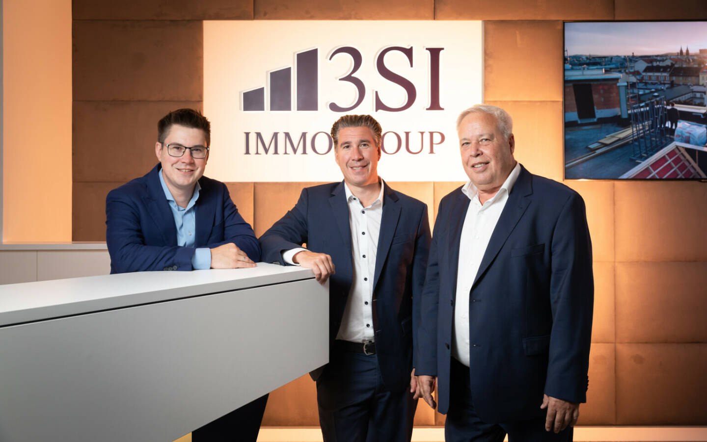 3SI Immogroup: 3SI Immogroup: Kraftvoller neuer Markenauftritt in Nachtblau, Claus, Michael und Harald Schmidt freuen sich über den gelungenen neuen Markenauftritt. Fotocredit:3SI Immogroup | Jana Madzigon