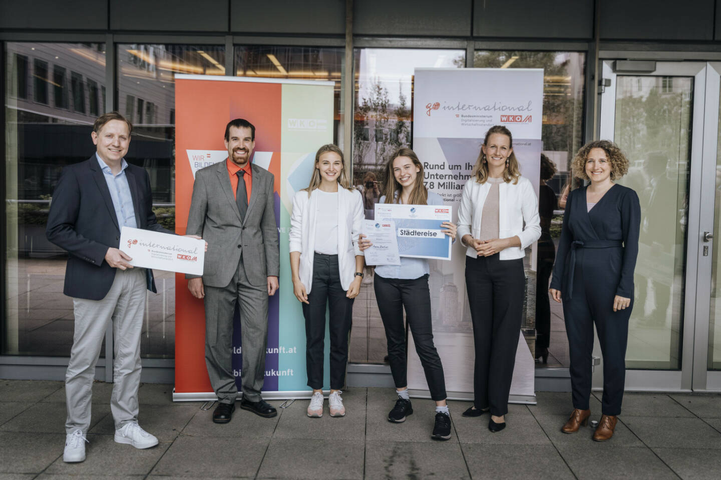 Wirtschaftskammer Österreich: GEOnomic Unter österreichweit 782 Teilnehmern kürte sich Anna Zierler (Baden) im Bundesfinale in der WKÖ zum Geographie- und Wirtschaftskunde-Champion. v.l. Michael Esterl (Generalsekretär im BMDW), Organisator Hartwig Hitz (Verein/ARGE GWK-LehrerInnen Österreichs), GWK-Lehrerin Sarah Golznig (BG/BRG Biondekgasse Baden), GEOnomic-Gewinnerin Anna Zierler, WKÖ-Vizepräsidentin Carmen Goby, Melina Schneider (Leiterin WKÖ Bildungspolitik); Fotocredit:WKÖ