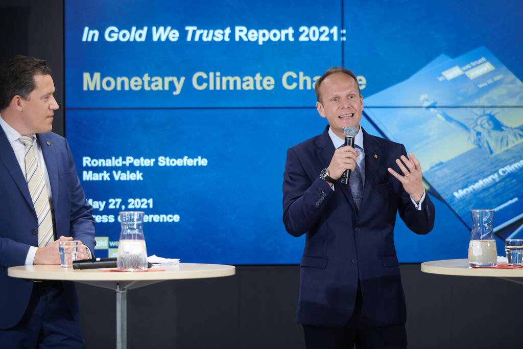 Am 27. Mai 2021 wurde der diesjährige In Gold We Trust-Report im Rahmen einer internationalen und live im Internet übertragenen Pressekonferenz präsentiert. Autoren des Reports sind die beiden Fondsmanager Ronald-Peter Stöferle und Mark Valek vom liechtensteinischen Vermögensverwalter Incrementum AG. Der 350 Seiten starke In Gold We Trust-Report ist weltweit renommiert und wurde vom Wall Street Journal zum „Goldstandard aller Goldstudien“ geadelt. Fotocredit:APA, © Aussender (28.05.2021) 