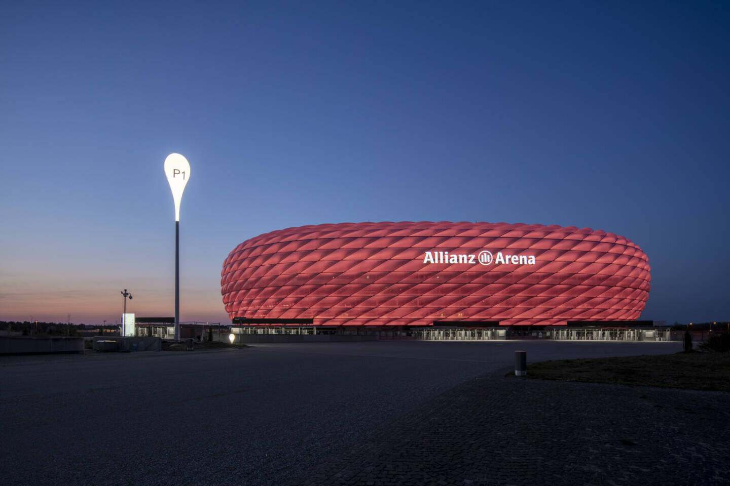 Esplanade der Allianz Arena erstrahlt in neuem Licht: Zumtobel Group realisiert Sonderlichtlösung mit überdimensionalen Ballonleuchten; Photography by Faruk Pinjo, 2021.