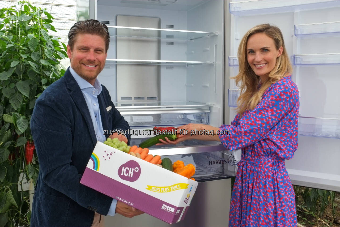 Bild 1: Philipp Breitenecker, Head of Marketing bei Beko Austria und Patricia Kaiser, Moderatorin, Model und Gründerin von ICH+ im Frutura Gewächshaus.  Fotocredit: © Markus Selikovsky