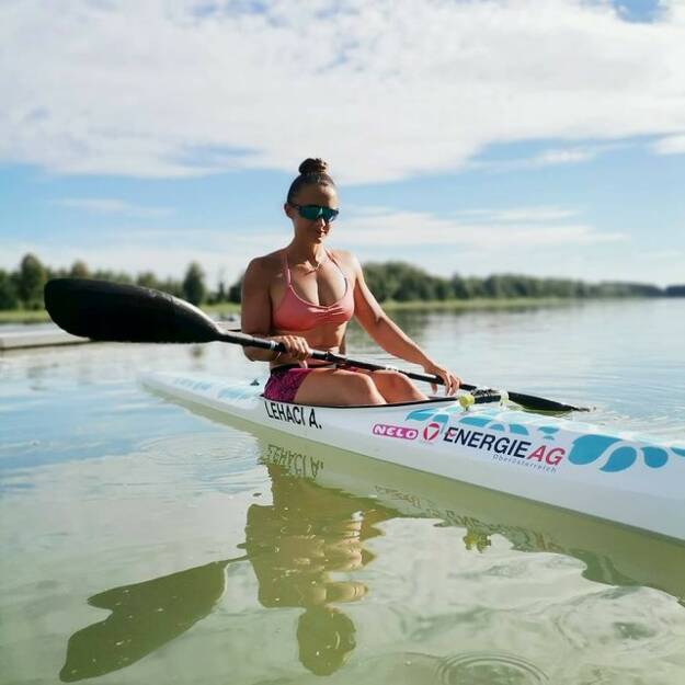 
Wasser Sommer Sun Ruhe Relax
S🌼MMER finally arrived at home 
#energieag #sportfamilie #sporthilfeAT #heeressport #bracapaddles #polleosport #boostyourbest #derfitnesskönig 
#icfsprint #planetcanoe #roadtotokyo2021 #olympicteamaustria
Von: https://www.instagram.com/ana_roxy/ (ana_roxy - Ana Roxana Lehaci, http://www.analehaci.com  http://www.sportgeschichte.at)  (12.06.2021) 