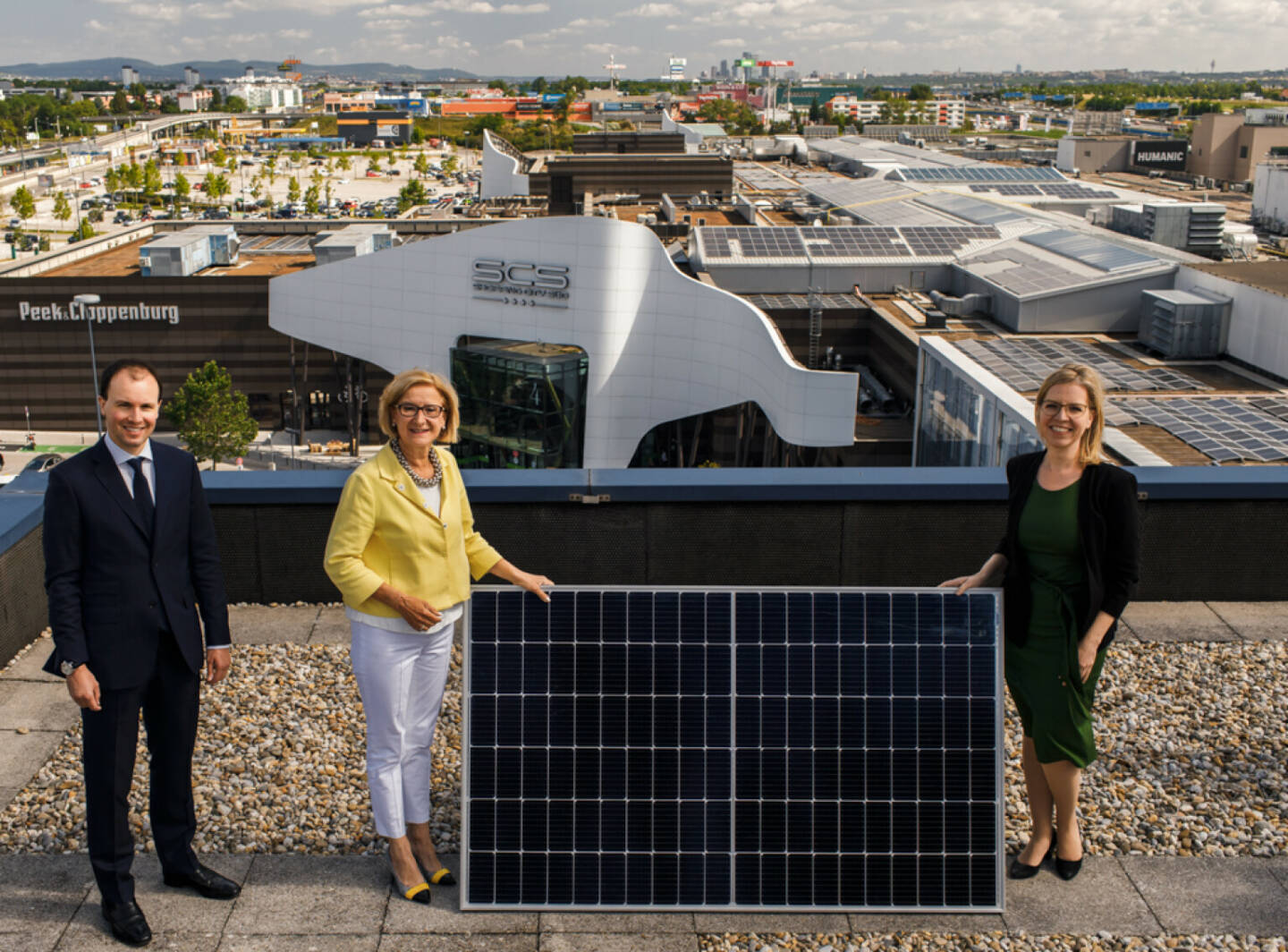 Shopping City Süd: SCS errichtet größte Photovoltaikanlage auf einem Einkaufszentrum in Europa; v.l.n.r.: Paul Douay (Director of Operations -Unibail-Rodamco-Westfield Österreich & Deutschland), Johanna Mikl-Leitner (Landeshauptfrau Niederösterreich) und Leonore Gewessler (Klimaschutzministerin) Fotocredit:Adrian Almasan | www.adrianalmasan.com