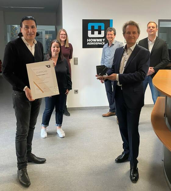  Als besten Lieferanten des Jahres 2020 zeichnete FACC Howmet Fastening Systems mit dem FACC Supplier Excellence Award in Gold aus. Im Bild vlnr. die Vertreter von Howmet Fastening System mit der Auszeichnung: Mehrez Ben M’Sallem (Global Sales Manager), Martina Clausen (Sales Projects Leader), Lisa Boche (Lead of customers Service & Supply Chain), Erwin Schwörer (Manager IS & Value Added Services), Alain Dickelé General Manager, Alexander Paula (Strategic Analyst & Special Projects). © Howmet Fastening Systems, © Aussendung (16.06.2021) 