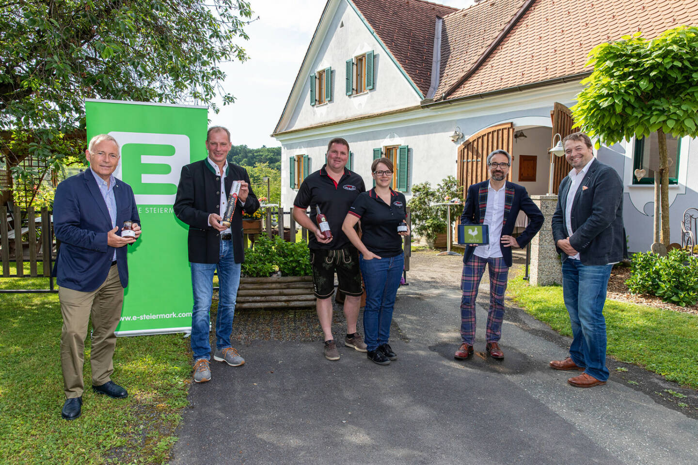 Energie Steiermark AG: Energie Steiermark beteiligt sich an Online-Plattform „AbHof“, V.l.n.r. Christian Purrer (Energie Steiermark), Franz Habel (Vulcano), Rene Gruber und Beatrix Lechner (Gruber’s Fruchtzauberei) und Gerhard Günther mit Hannes Harborth (AbHof) Fotocredit:Energie Steiermark