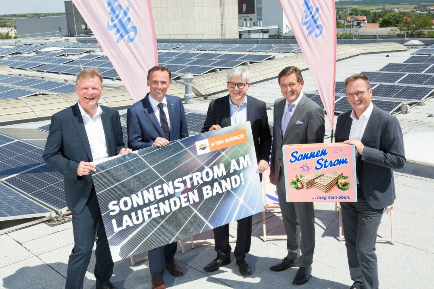 Wien Energie betreibt Solarkraftwerk am Manner-Produktionsstandort Wolkersdorf; v.l.n.r Michael Strebl (Geschäftsführer Wien Energie), Jochen Danninger (Niederösterreichischer Landesrat für Wirtschaft, Tourismus und Sport), Thomas Gratzer (Vorstand Produktion & Technik Manner), Peter Hanke (Stadtrat für Finanzen, Wirtschaft, Arbeit, Internationales und Wiener Stadtwerke), Andreas Kutil (CEO Manner); Credit: Manner/Noll