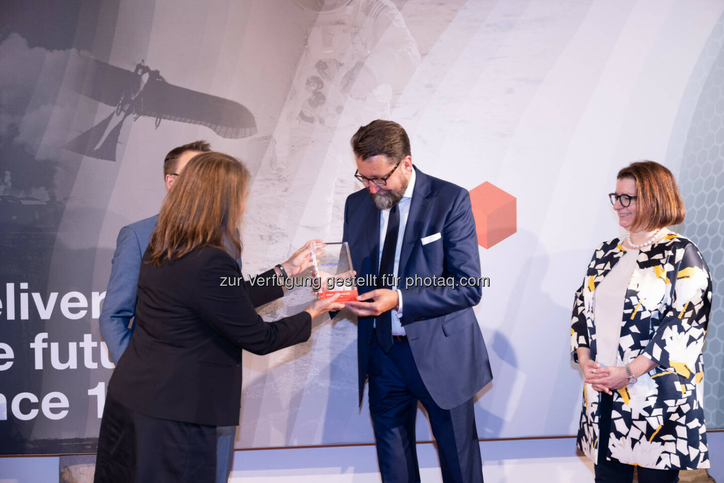 Andrea Herrmann übergibt Preis an Martin Füllenbach (Semperit) - Wiener Börse Preis 2021