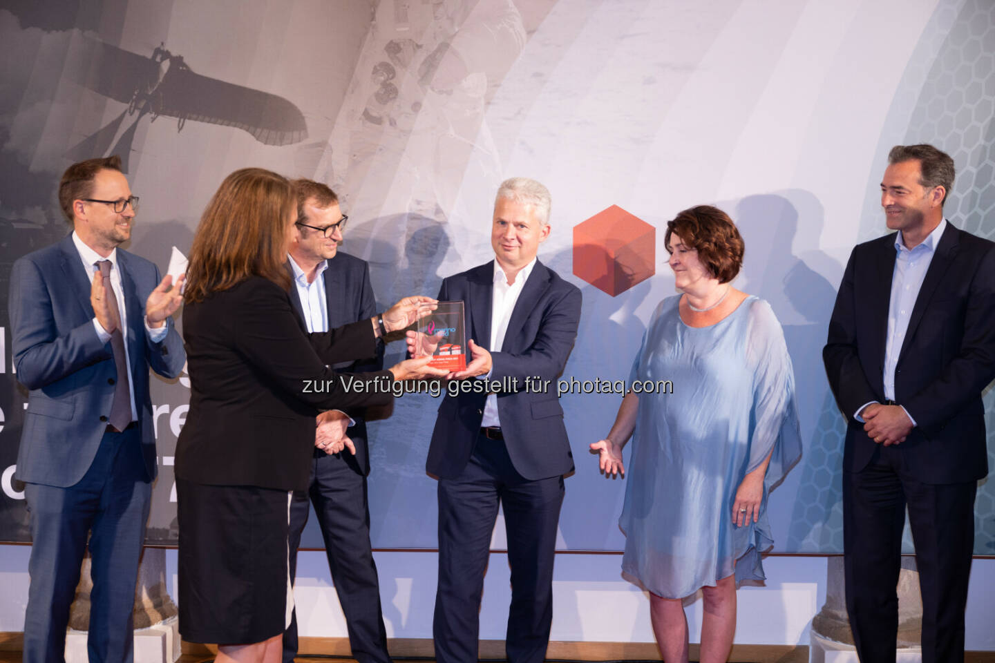Andrea Herrmann übergibt Preis an Andreas Grassauer (Marinomed) - Wiener Börse Preis 2021