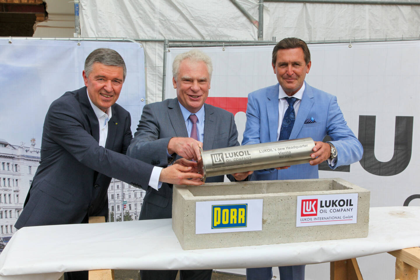 LUKOIL feiert Grundsteinlegung für neue Firmenzentrale, Alfred Vandrovec (Porr), Alexander Matytsyn (Geschäftsführer LUKOIL INTERNATIONAL GmbH) und Stadtrat Peter Hanke bei der Grundsteinlegung der neuen Firmenzentrale am Schwarzenbergplatz 13, 1040 Wien; Credit: Lukoil