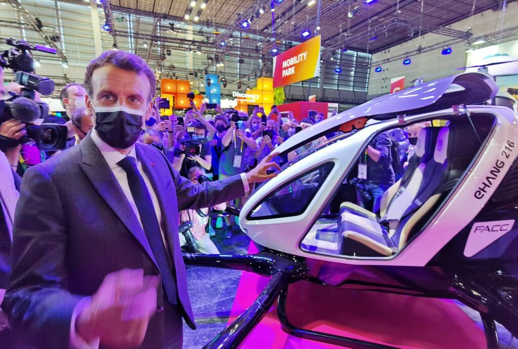 VivaTech '21: Prominenter Gast am FACC Stand: Frankreichs Präsident Emmanuel Macron zeigte sich beeindruckt vom neuen Flugtaxi EHang 216. © EHang (24.06.2021) 