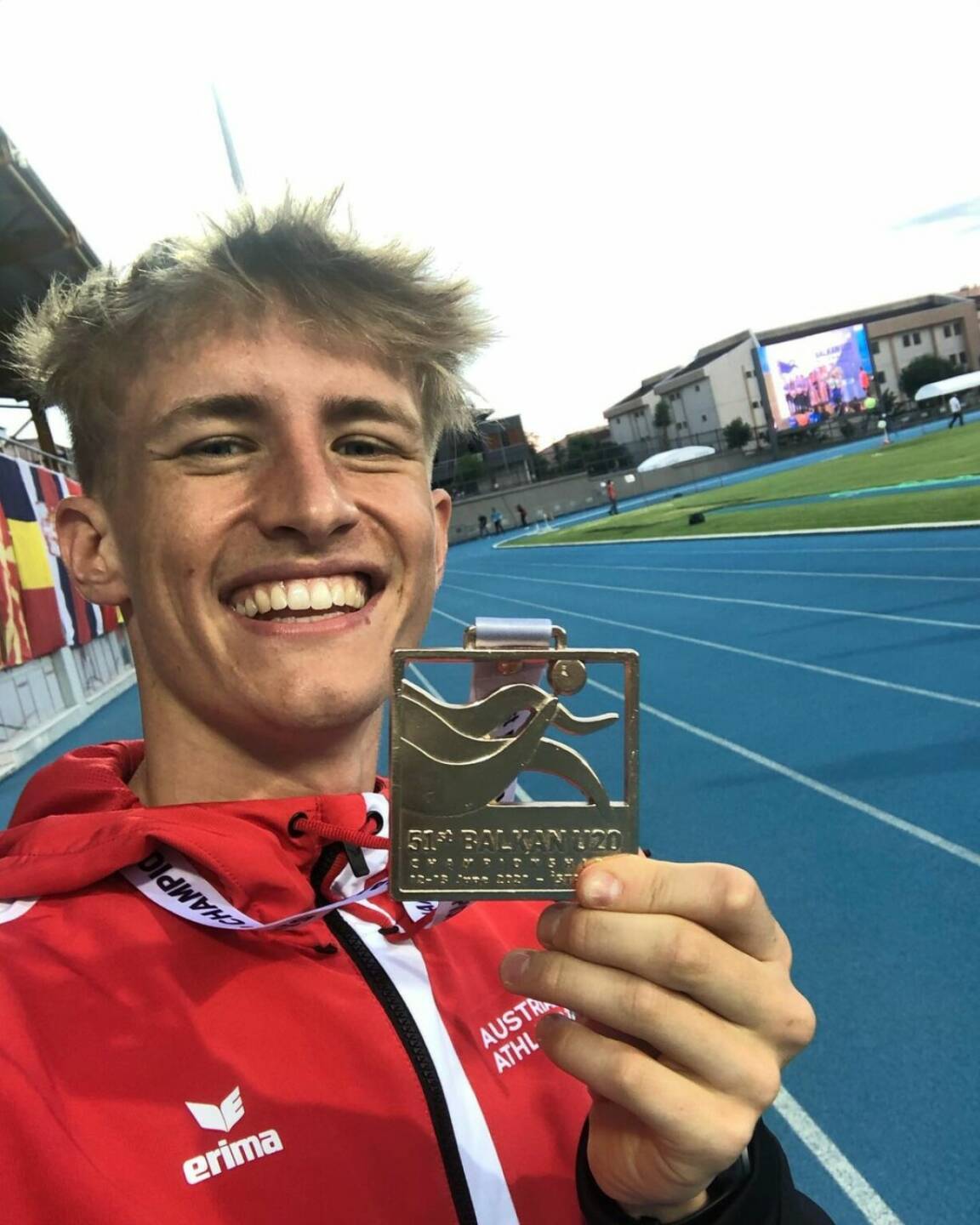 Sebastian Frey - Gold - Balkan Champion - rot-weiss-rot
GOLD!! I‘m BALKAN CHAMPION!! Won the U20 Balkan Championships over 3000m! 🏃🏼‍♂️😄🔥🔥
.
Super happy with my race - it was very slow & tactical in the beginning but managed to come through with the WIN! ✌🏼😄🔥
.
#win #champion #balkan #balkanchampion #istanbul #competition #race #winner #gold #goldmedal #balkanathletics #turkey @polardach @polarglobal #vantagev2 @saysky #saysky 
(Von: https://www.instagram.com/p/CQEf8m_nMgw/ , Sebastian Frey