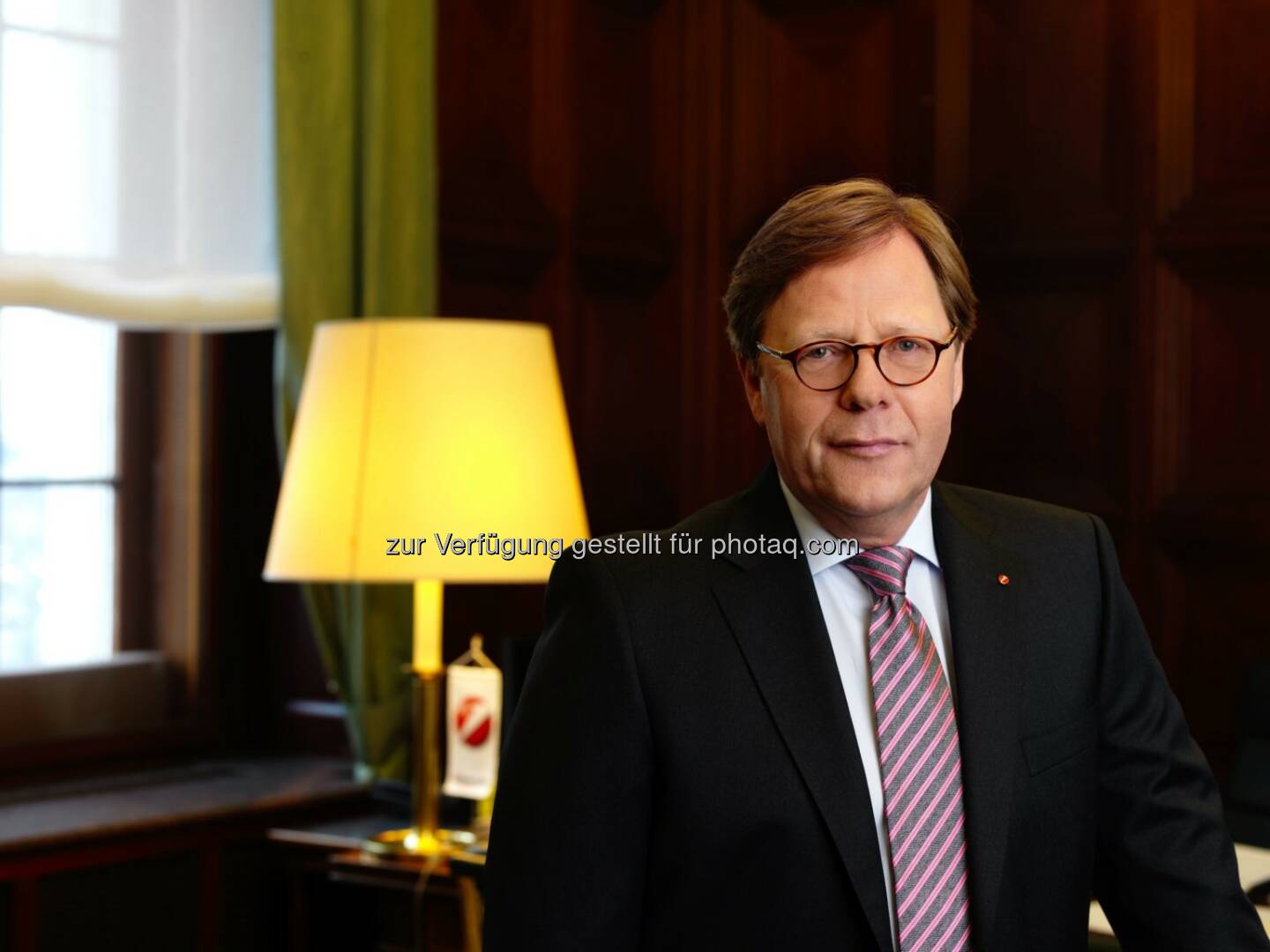 Willibald Cernko: Gipfelstürmer aus Wirtschaft, Politik, Wissenschaft und Kultur erklimmen vom 12. bis 31. August 2013 wieder Tirols Berge, um beim diesjährigen Europäischen Forum Alpbach (EFA) relevante gesellschaftspolitische Themen aufzugreifen und Fragestellungen unserer Zeit zu diskutieren. Als Hauptpartner des Kulturprogramms in Alpbach setzt die Bank Austria verstärkt inhaltliche Akzente rund um das Zusammenspiel von Wirtschaft, Kunst und Kultur. „Unser Ziel ist es, die Verbindung zwischen Kunst und wirtschaftlichen sowie politischen Themen unserer Zeit herzustellen, um damit eine neue Perspektive zu schaffen“, erklärt Bank Austria Vorstandsvorsitzender Willibald Cernko. Er wird am 27. August 2013 persönlich bei der Präsentation von Violinist Miha Pogačnik in Alpbach anwesend sein. Pogačnik wird unter dem Titel „Was die Musik die Wirtschaft lehren kann“ die Gemeinsamkeiten von Musik und Unternehmensführung aufdecken und diese Dynamik gemeinsam mit Cernko und den Gästen diskutieren 