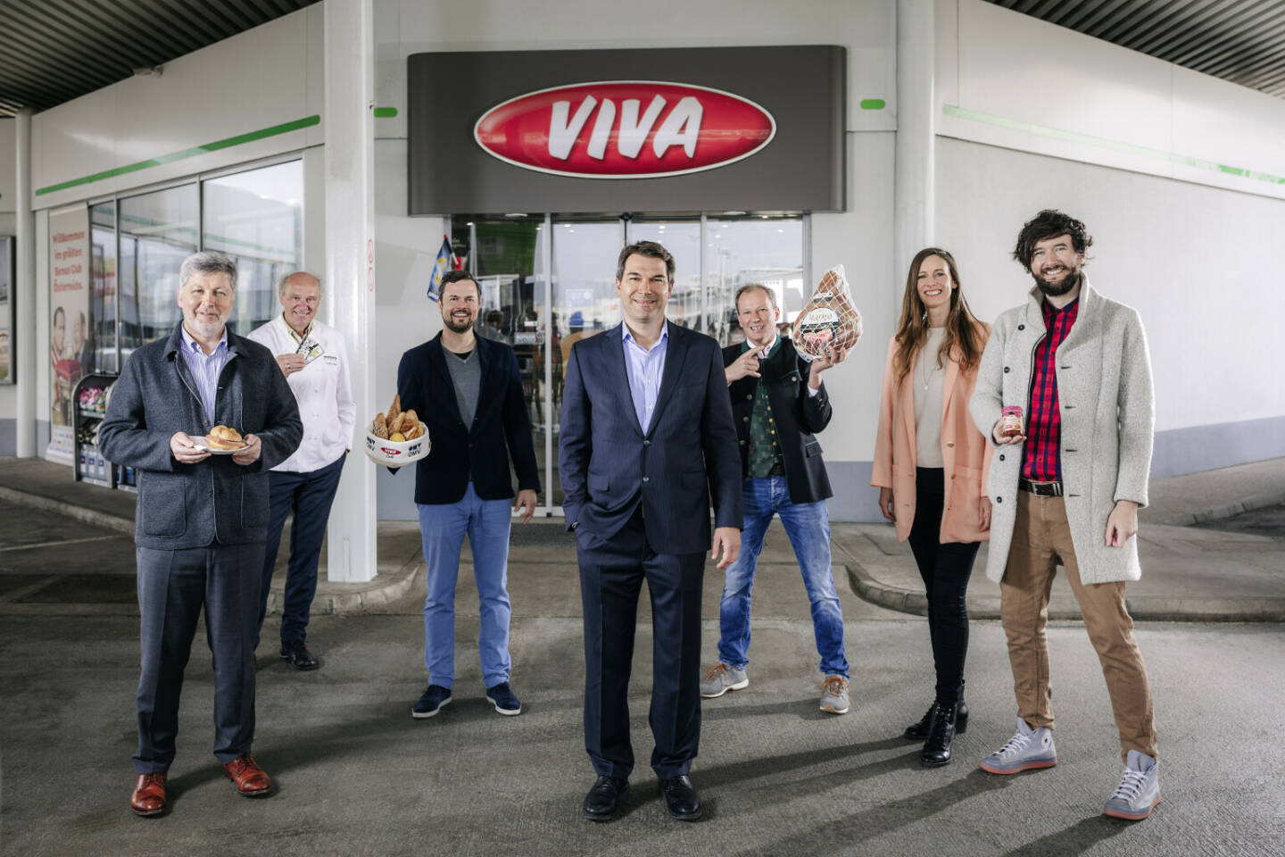 OMV setzt auf heimische Wertschöpfung; Das Tankstellennetz der OMV bezieht seine Produkte für die VIVA Gastronomie vorrangig von österreichischen Betrieben. im Bild: Rudolf Berger, Berger-Schinken, Josef Zotter, Zotter Schokoladen Manufaktur, Anton Haubenberger, Haubis, Gernot Gollner, OMV VIVA, Franz Habel, Vulcano, Cornelia und Andreas Diesenreiter, unverschwendet; Credit: Mario Pernkopf