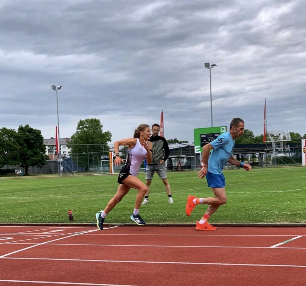 Eva Wutti - Duell - Verfolgung - Finish
Heute hieß des Kopf ausschalten und dran bleiben. Aber bei 4x200 und 6x400m hat man ohnehin nicht viel Zeit zum nachdenken 😝 
:
:
Danke an @herwig_reupichler und #Dustef für die klasse Trainingseinheit 🏃🏼‍♀️
:
:
#adidas #adidasrunning #cocacola #marathon #marathontraining #halfmarathon #tristyria #run #running
(Von: https://www.instagram.com/p/CP7ZoaehXjJ/ , Eva Wutti) (02.07.2021) 