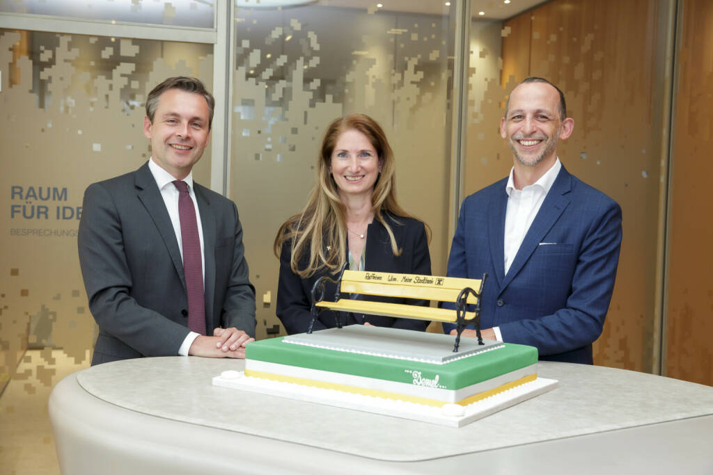 Happy Birthday für Raiffeisen Wien. Meine Stadtbank: Martin Hauer (Vorstand der Raiffeisenlandesbank NÖ-Wien), Patricia Kasandziev (Bereichsleiterin Digitalisierung) und Alexander Stegbauer (Leiter Stadtbank) gratulieren allen Mitarbeiterinnen und Mitarbeitern, Credit: Roland Rudolph, © Aussender (06.07.2021) 