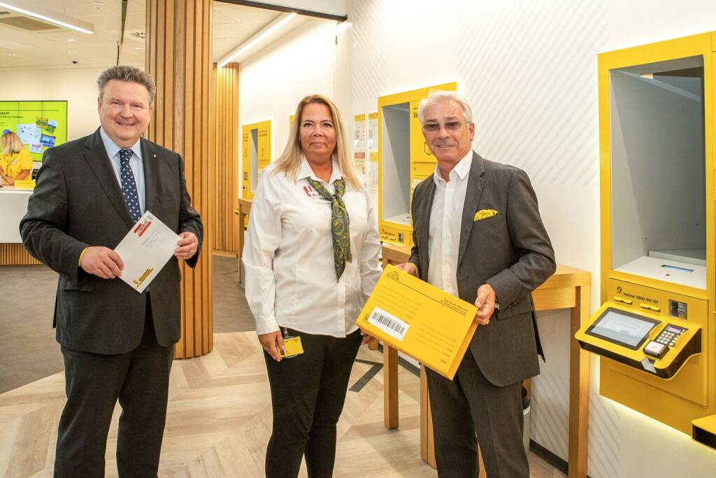 Österreichische Post AG: Post eröffnet Filiale der Zukunft - Vor einer neuen Versandstation der Post: (v.l.n.r.): Michael Ludwig, Bürgermeister und Landeshauptmann von Wien, Sabine Hüber, Leiterin der Postfiliale 1110 Wien, Georg Pölzl, Post-Generaldirektor, (© Österreichische Post AG), © Aussender (07.07.2021) 