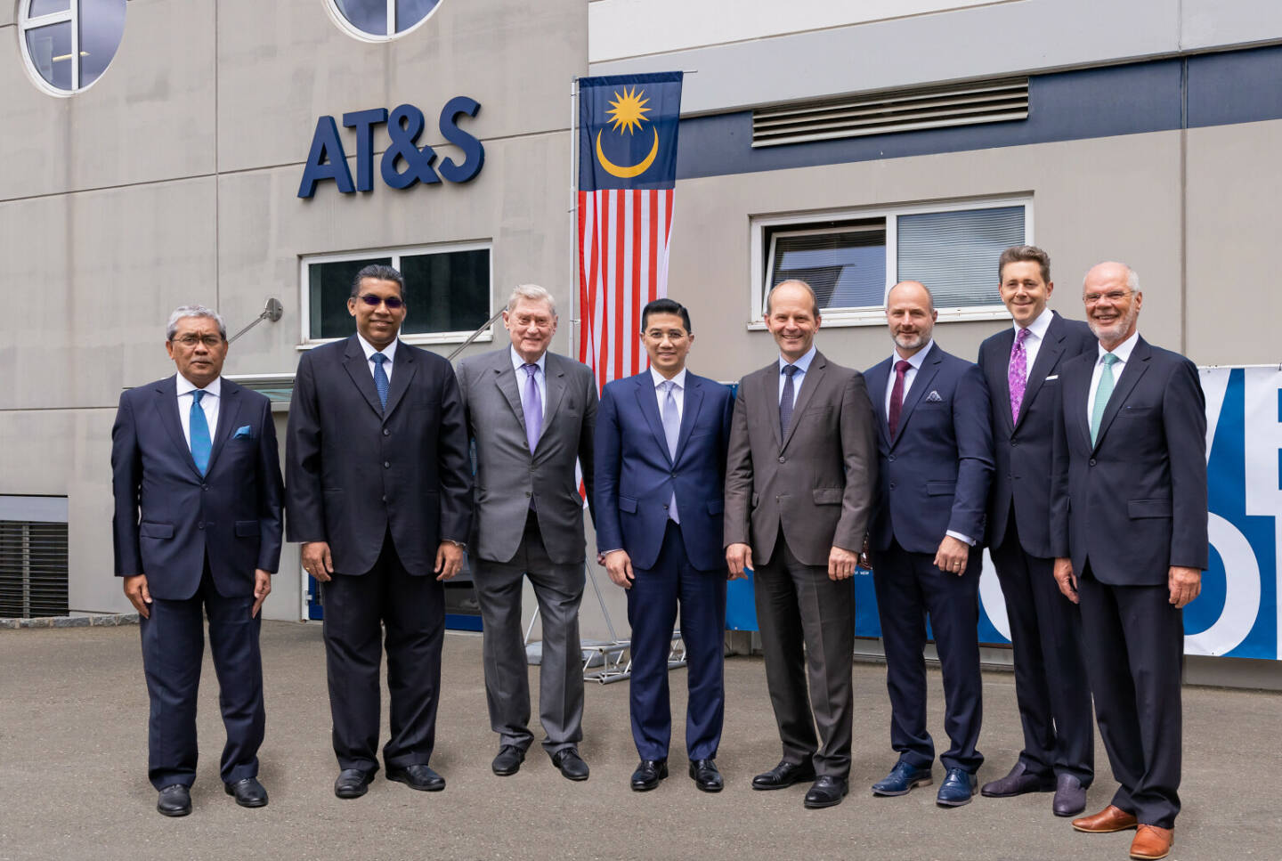 Malaysischer Wirtschaftsminister besucht AT&S in Leoben: v.l.n.r.: Arham Abdul Rahman, Chief Executive Officer, Malaysian Investment Development Authority (MIDA), HE Dato’ Ganeson Sivagurunathan, Ambassador of Malaysia, Hannes Androsch, AT&S Aufsichtsratsvorsitzender, Senior Minister für Wirtschaft und Industrie Dato' Seri Mohamed Azmin Ali, AT&S CEO Andreas Gerstenmayer, AT&S COO Ingolf Schröder, Wirtschaftskammerpräsident Harald Mahrer und Willi Dörflinger, Ehrenmitglied des AT&S Aufsichtsrates. (Fotocredit: © AT&S/Krug)